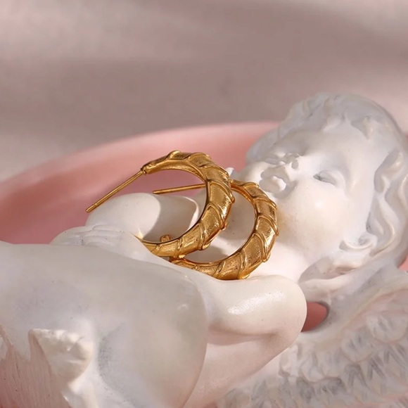 New 18K Gold C Shape Hoop Earrings, wonderful Earrings, wow Earrings - Picture 3 of 6